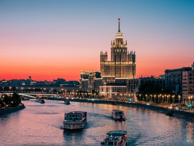 В Москве теплой осенью нужно совершить круиз по Москве-реке