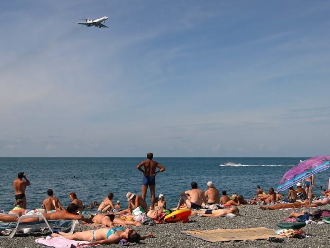 На пляже - в сентябре в Адлере можно купаться без ограничений