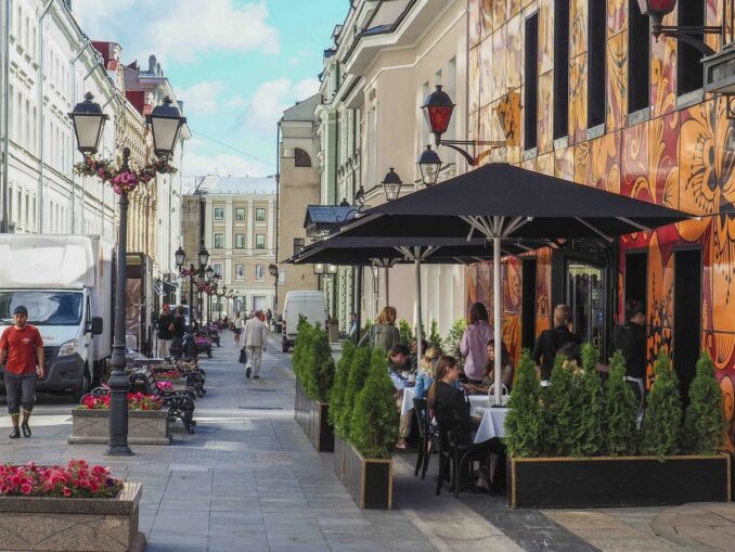 В центре города - в сентябре по Москве можно гулять в летней одежде