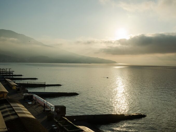 Пляж - в начале октября в Алуште еще можно купаться в море