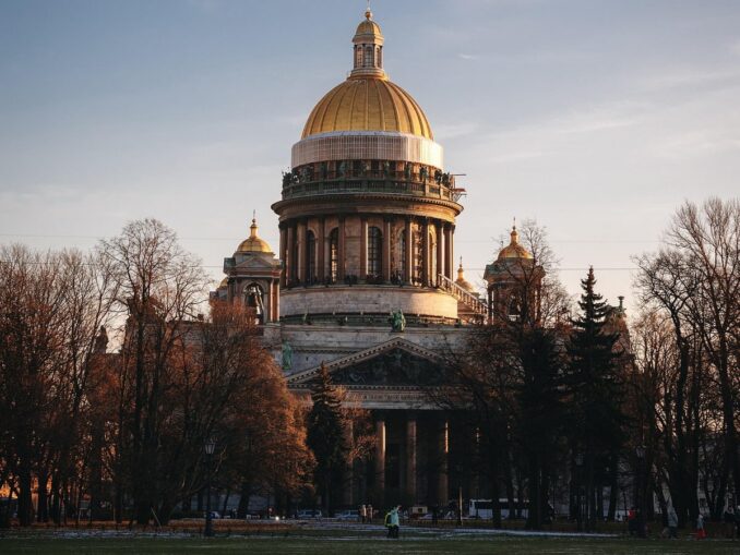 Исаакиевский собор в Санкт-Петербурге поздней осенью