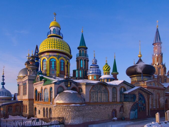 Храм всех религий - в новогодние каникулы в Казани нужно одеваться тепло