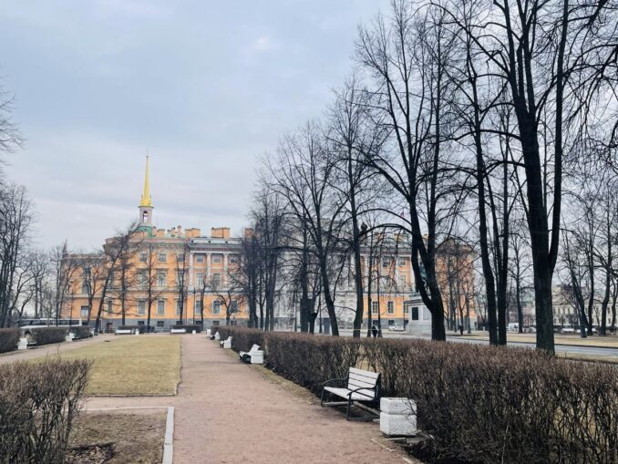 Температура воздуха в Санкт-Петербурге в начале ноября достигает +6-8 градусов Цельсия 