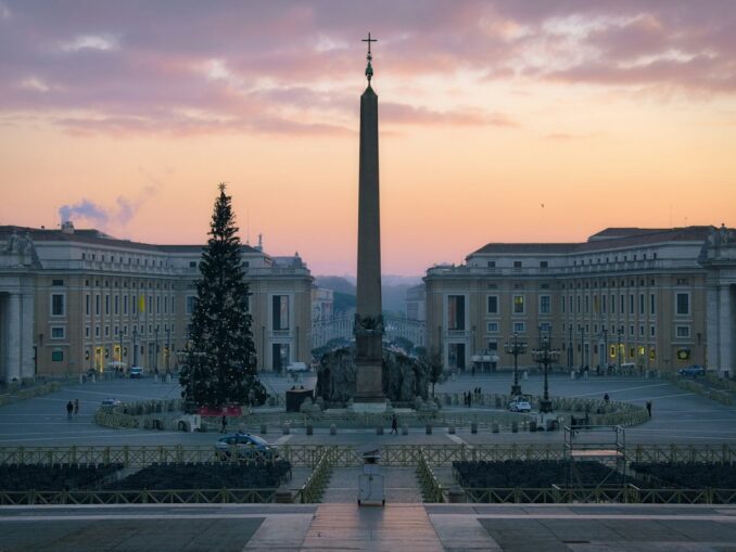 St. Peter's Square in Rome with a Christmas tree, photo unsplash.com/@Fajar Al Hadi The air temperature in Rome in December rises to 15-17 degrees Celsius