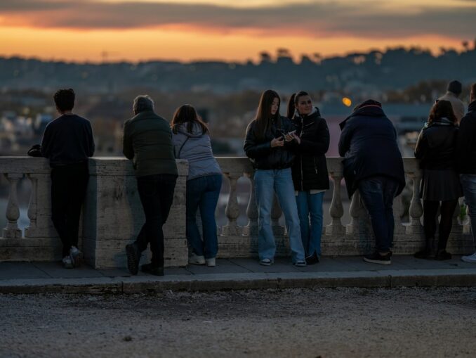 Sunset view from Pincio Hill in Rome, photo unsplash.com/@Gabriella Clare Marino Sunset view from Pincio Hill - in December in Rome you can dress in demi-seasonal clothes