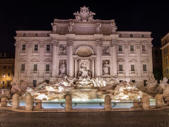 Trevi Fountain - the air temperature in Rome in January can rise up to 15 degrees Celsius