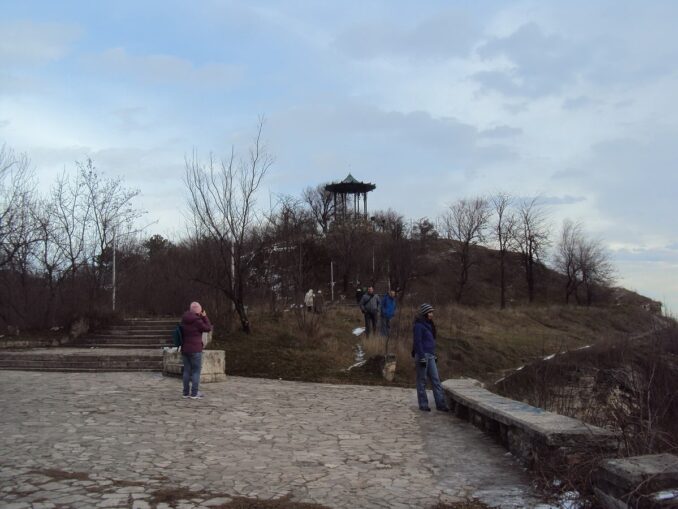 В Пятигорске в марте нужно одеваться в многослойную одежду