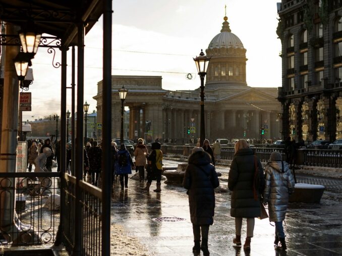 Вид на Казанский собор - в Санкт-Петербург в марте ходят в зимней одежде