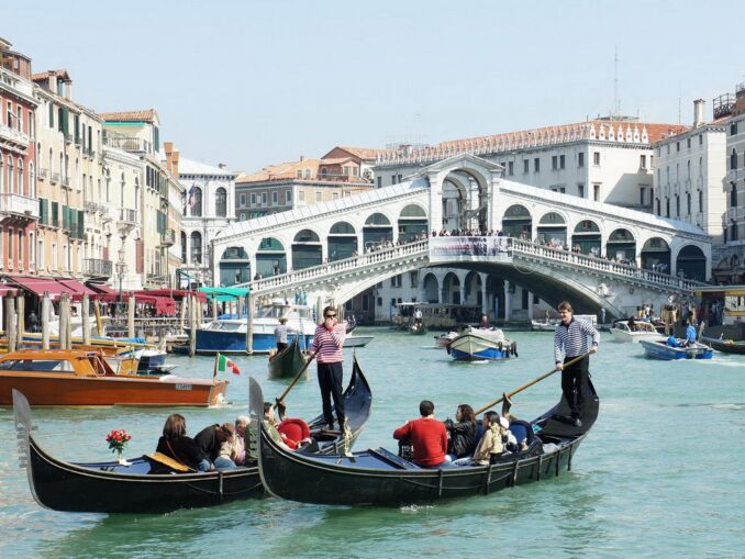 Rialto and gondolas - in Venice in April, you can see the sights and relax