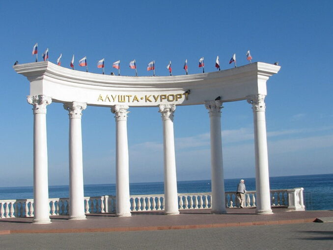 В Алушту в июне стоит поехать отдыхать на море!
