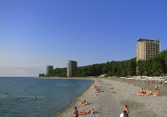 Летом можно поехать на море в Пицунде